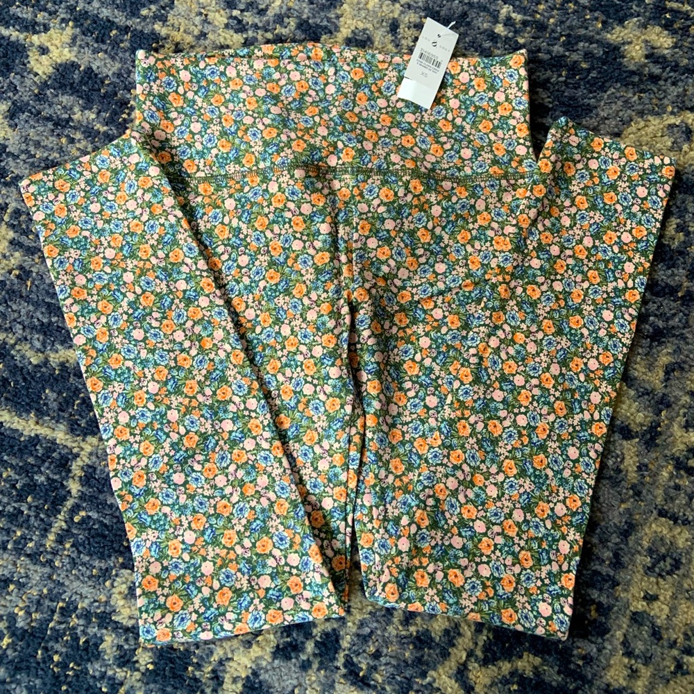NWT Lou & Grey floral leggings